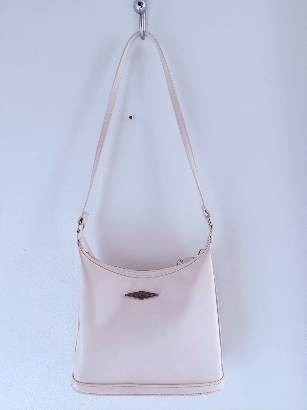 Minimal Cream Shoulder Bag with Sleek Silhouette